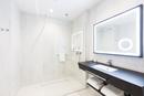 W łazienkach doskonale sprawdzają się meble z laminatów dekoracyjnych HPL